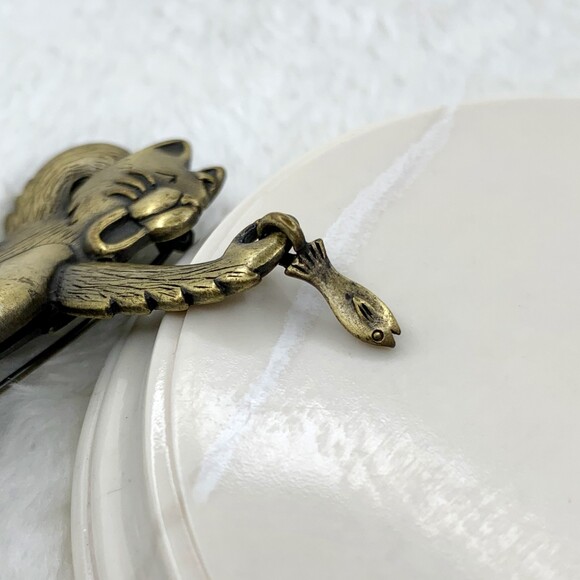 Vintage Signed JJ Jonette Jewelry Gold Tone Figural Cat Brooch Pin w/ Fish Charm - Picture 5 of 8